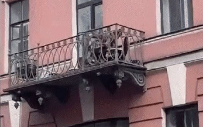 Cặp đôi đứng ngoài ban công tầng 2 'hăng máu' đánh nhau, không ngờ lao thẳng xuống đất Ảnh 2