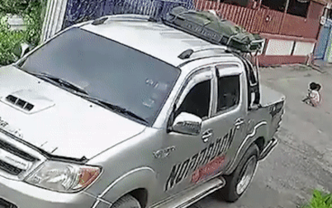 Clip: Xe tải lùi trúng bé trai đang ngồi chơi ngoài đường, những giây sau đó gây ngạc nhiên Ảnh 2