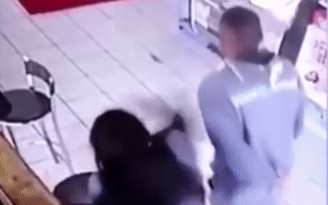 Bị sàm sỡ ngay trong quán cà phê, cô gái tung đòn đấm kẻ biến thái 'tối tăm mặt mày' Ảnh 2