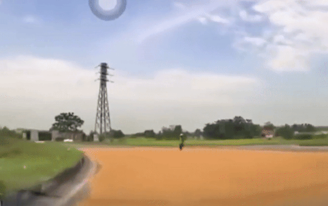 Bị chửi um vì phóng xe giẫm lên bãi thóc phơi giữa đường, tài xế có hành động bất ngờ Ảnh 2