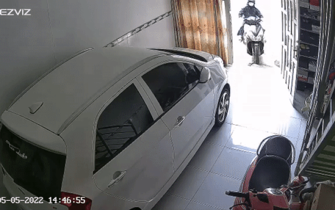 Chạy trốn cảnh sát giao thông, hai 'nữ quái xế' lao thẳng vào nhà dân khiến netizen 'ngao ngán' Ảnh 2