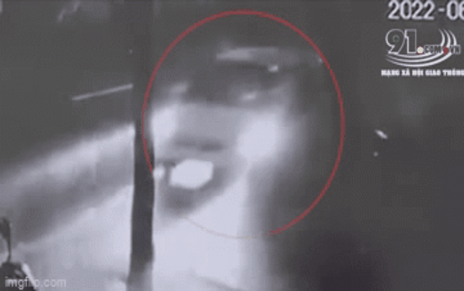 Clip: Ô tô phóng như bay dưới trời mưa rồi tông bật gốc cây xanh ven đường Ảnh 2