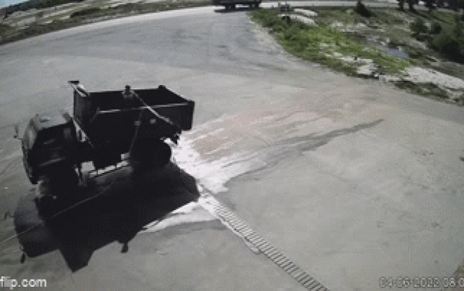 Clip: 'Đứng tim' cảnh xe tải bất ngờ trôi dốc, màn giải cứu kịch tích sau đó được khen ngợi hết lời Ảnh 2