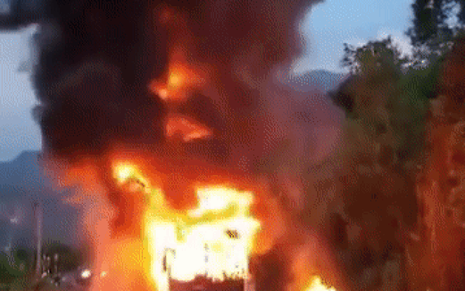 Clip: Xe khách chở 44 người bốc cháy ngùn ngụt khi đang đổ đèo Ảnh 2