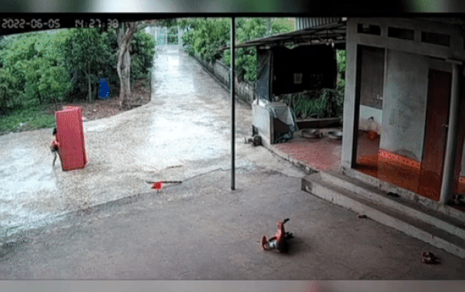 Clip: Trời đột ngột mưa lớn, bé gái có hành động đáng khen khi mẹ vắng nhà Ảnh 2