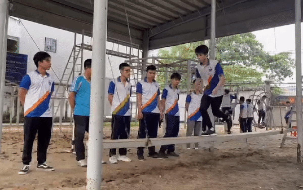 Clip: Tiết học 'lướt sóng' của sinh viên ngành Hàng hải khiến CĐM vô cùng thích thú Ảnh 2