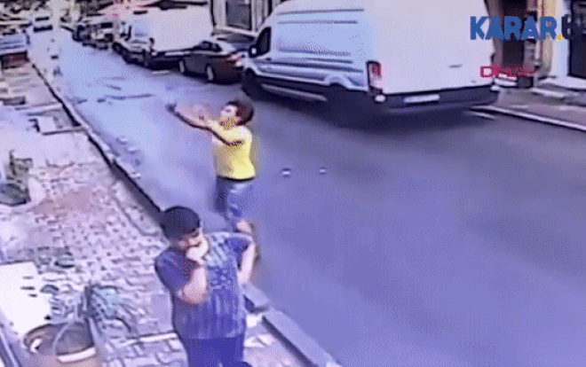 'Người hùng' tay không 'bắt trọn' bé gái rơi khỏi tầng 2 chung cư Ảnh 2