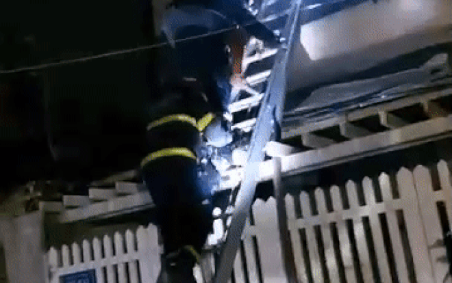 Clip: Giải cứu 11 người mắc kẹt trong cháy dữ dội tại tiệm bánh Ảnh 2