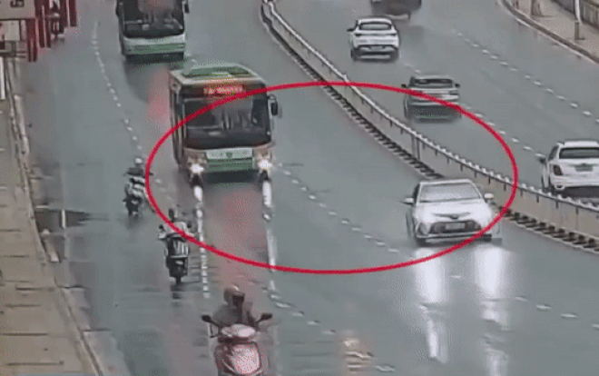 Thấy xe ga ngã trước đầu xe buýt, tài xế nhanh trí có một động tác 'chuẩn chỉnh' Ảnh 2