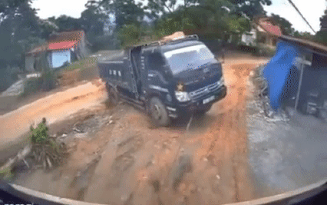 Clip: Cứu hộ xe ben bị mắc kẹt, cảnh tượng dở khóc dở cười xảy ra khiến cộng đồng mạng lắc đầu ngán ngẩm Ảnh 2