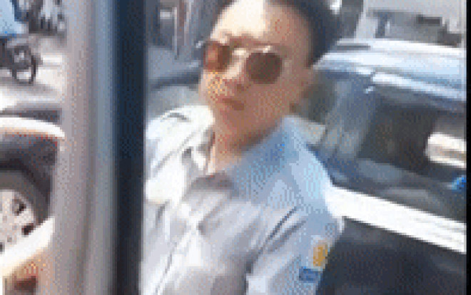 Bị nhắc nhở vì chạy xe lấn làn, tài xế xe khách 'hổ báo' xông đến đòi đánh người Ảnh 2