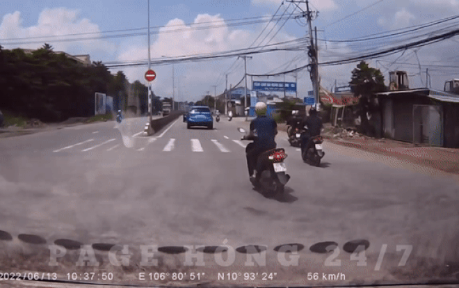 Clip: Đánh lái tránh xe máy rẽ bất ngờ, phản ứng cực nhanh nhạy của tài xế ô tô được khen ngợi hết lời Ảnh 2