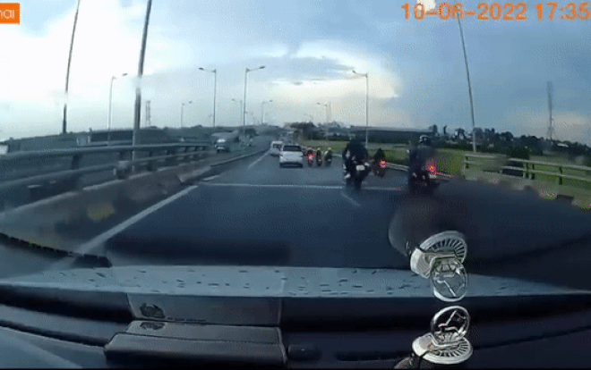 Clip: Phóng xe phân khối lớn như bay, nam thanh niên vấp phải mố cầu và cú ngã đau điếng người sau đó Ảnh 2