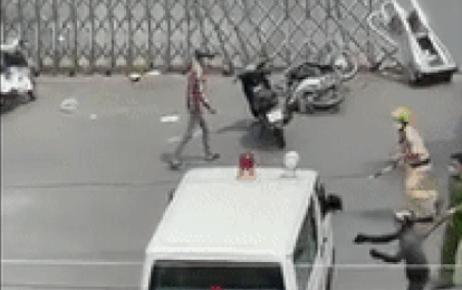 Vì sao tài xế để sẵn chìa khóa trên xe cấp cứu 'tạo cơ hội' cho kẻ ngáo đá gây náo loạn? Ảnh 2
