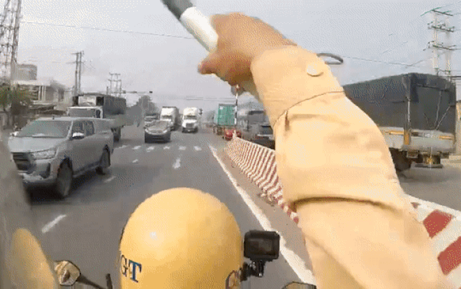 Clip: Cảnh sát truy đuổi kẻ trộm cắp phóng ôtô bỏ trốn như phim hành động Ảnh 2