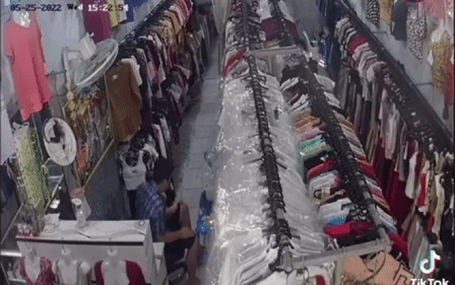 Clip: Ông bố 'não cá vàng' hốt hoảng chạy đi tìm con dù đang bế trên tay Ảnh 2