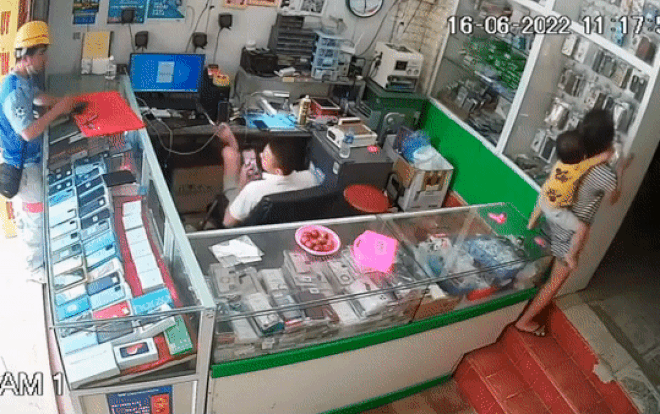 Vợ cõng con ngã đập đầu xuống đất, phản ứng của người chồng khiến ai nấy 'rưng rưng' Ảnh 2