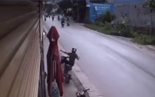 Clip: Xe máy mất lái khiến người đàn ông ngã xuống lề đường, cảnh tượng đầy khó hiểu sau đó gây chú ý Ảnh 2