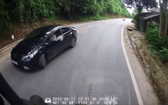 Clip: Ôtô con đấu đầu, chặn đứng xe khách vì một lý do 'trời ơi đất hỡi' Ảnh 2