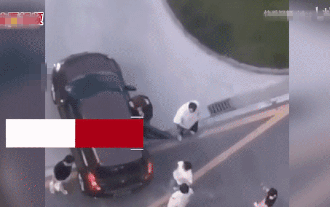 Người đàn ông đem theo bạn gái mới đến phục kích, đánh 'tơi tả' bạn gái cũ ngay trước cửa công ty Ảnh 2