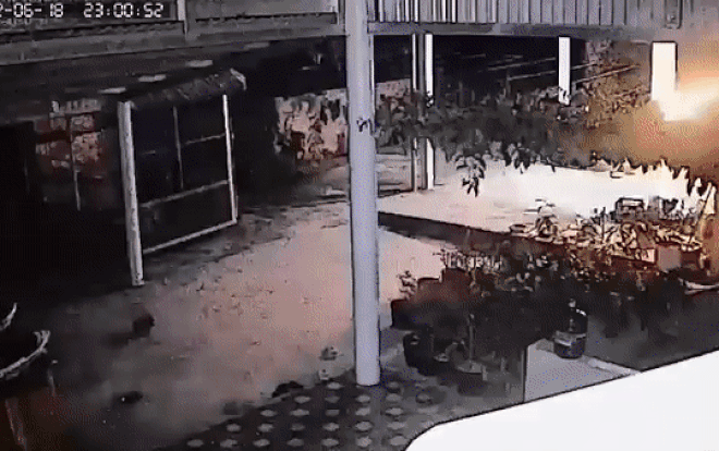Clip: Nhà dân bất ngờ bốc cháy lúc giữa đêm sau tiếng nổ lớn, nghi bị ném 'bom xăng' Ảnh 2