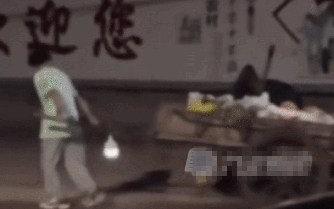 Vô tình gặp cậu học trò nhỏ lúc nửa đêm, thầy giáo không khỏi cầm lòng trước việc làm của đứa trẻ Ảnh 2