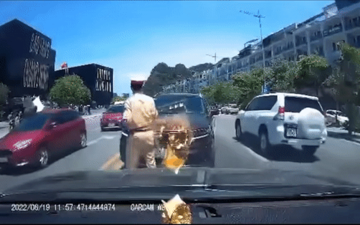 Cố tình lấn làn còn ngang ngược 'thi gan' với tài xế khác, xe ô tô nhận cái kết khiến dân tình hả hê Ảnh 2