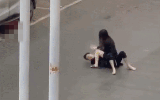 Clip: Bạn gái vật ngửa người yêu ra giữa đường, dùng điện thoại tát túi bụi vào mặt Ảnh 2