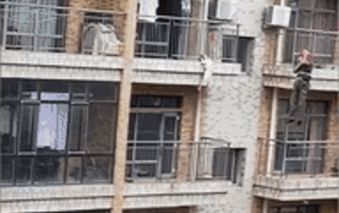 Clip: Nhóm công nhân dùng cần cẩu giải cứu bé gái 3 tuổi bị kẹt đầu, treo lửng lơ ngoài ban công tầng 5 Ảnh 2