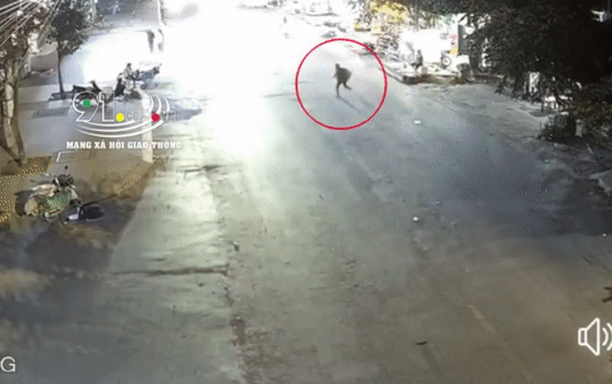 Clip: Thót tim khoảnh khắc người phụ nữ gặp tai nạn sau pha qua đường 'ẩu' Ảnh 2