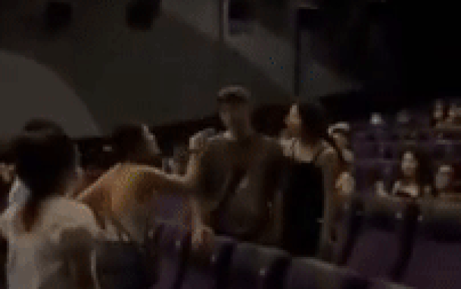 Xôn xao clip 2 cô gái 'khẩu chiến' cực căng ngay trong rạp chiếu Em và Trịnh vì văn hóa xem phim rạp Ảnh 2