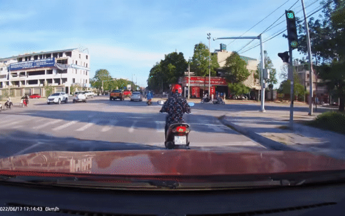 Clip: Nữ 'ninja' tự ý đổi luật giao thông 'đèn xanh dừng, đèn đỏ đi nhanh' khiến dân mạng ngán ngẩm Ảnh 2