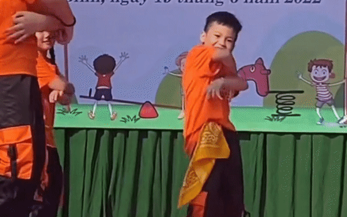Cậu bé lớp 3 gây sốt với biểu cảm cuốn hút cùng vũ đạo chuyên nghiệp trong buổi diễn văn nghệ Ảnh 2