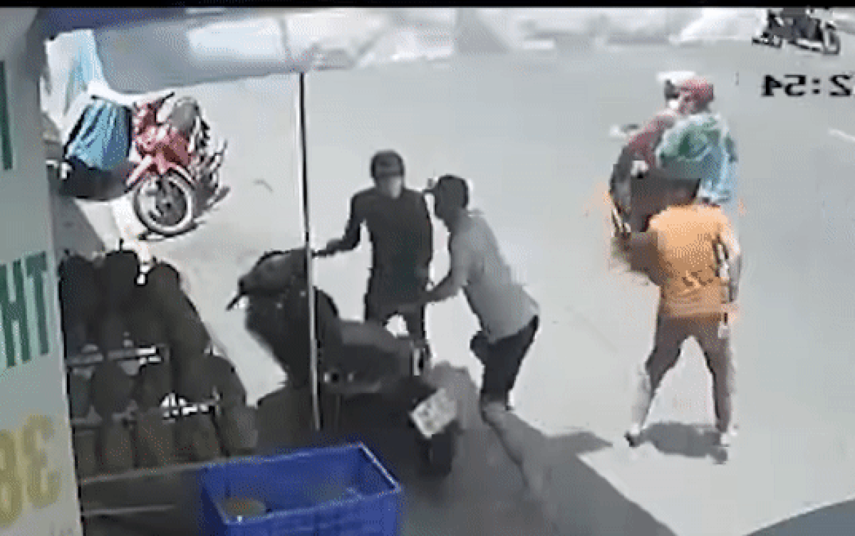 Clip: Bị bắt quả tang trộm sầu riêng, nam thanh niên bị 'tẩn' cho một trận nhớ đời Ảnh 2