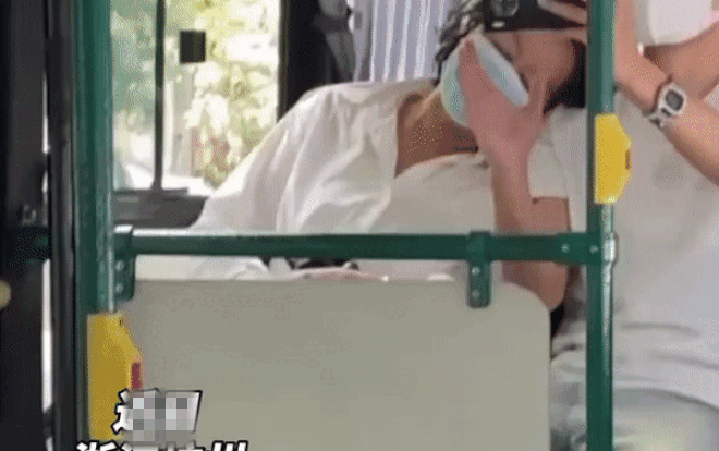 Đang say sưa họp online trên xe buýt, thanh niên 'ngượng chín mặt' khi bà cô ngồi cạnh đòi 'nương tựa' Ảnh 2