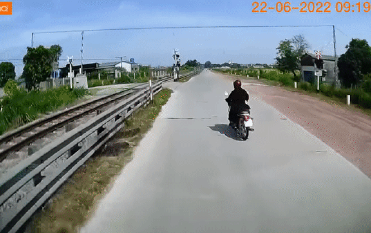 Clip: Đi đúng đường nhưng tông trúng người đi xe máy, dân mạng đồng loạt chỉ ra lỗi sai của tài xế ô tô Ảnh 2