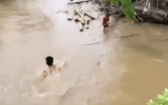 'Nín thở' theo dõi cảnh nam thanh niên giải cứu bé gái bị nước cuốn trôi, mắc kẹt ở bãi nổi giữa sông Ảnh 2