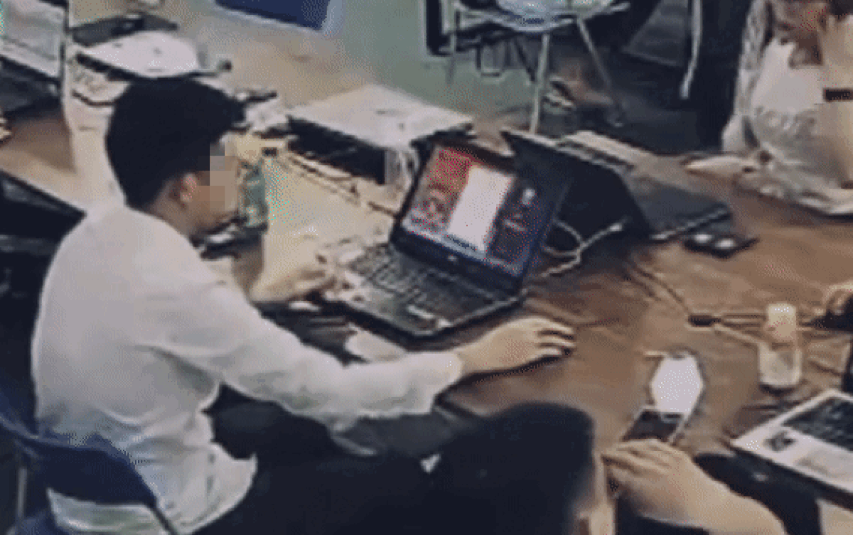 Nam nhân viên đấm vỡ nát màn hình máy tính trước mặt đồng nghiệp: Người chỉ trích, người cảm thông Ảnh 2