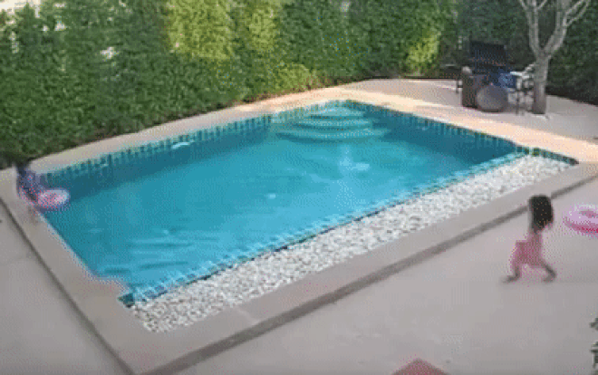 Thót tim cảnh đứa bé trượt ngã xuống bể bơi, phản ứng nhanh trí của chị gái nhỏ khiến ai nấy thở phào Ảnh 2