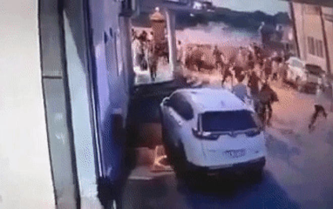 Camera ghi lại cảnh người đàn ông lái xe đến công ty vợ rồi tự gây ra thảm kịch kinh hoàng Ảnh 2