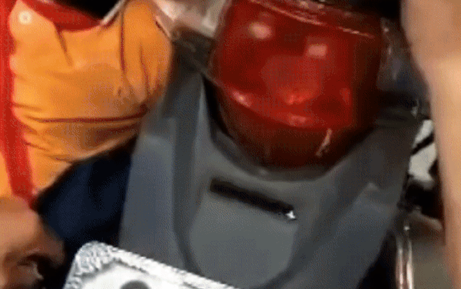 'Kinh hãi' cảnh tay bé gái bị kẹt cứng vào bánh xe, bất ngờ hơn là phản ứng của cô bé Ảnh 2