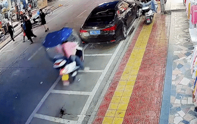 Con nhỏ vặn tay ga, đâm thẳng vào ô tô vì một lỗi 'hớ hênh' của mẹ Ảnh 2