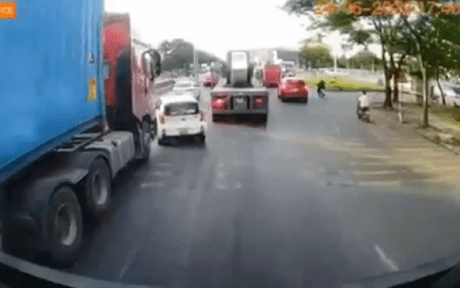 Clip: Chuyển làn đột ngột thiếu quan sát, ô tô con bị container đâm trúng sườn, xoay ngang giữa đường Ảnh 2