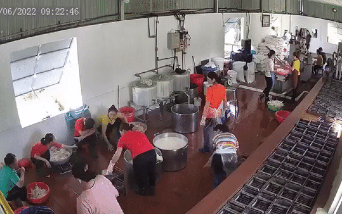 Người phụ nữ gục xuống bất ngờ khi đang làm việc, hành động sốt sắng của những người xung quanh gây chú ý Ảnh 2