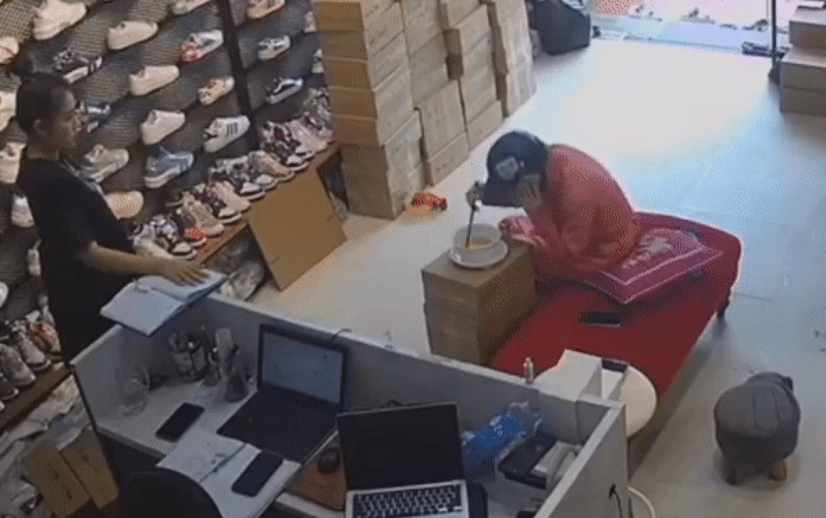 Clip: Chủ shop giày bưng tô mỳ chưa kịp ăn liền bị vị khách 'bí ẩn' húp trọn Ảnh 2
