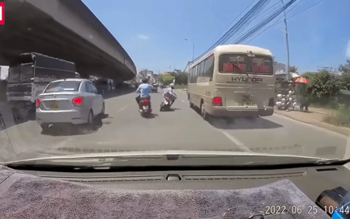 Clip: Đang di chuyển trên đường, cô gái vội vứt xe ra giữa đường để đuổi theo thứ này Ảnh 2