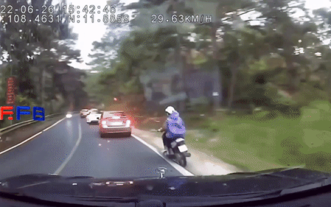 Clip: Xe máy bất ngờ mất lái ngã ngay trước đầu ô tô, 2 người phụ nữ may mắn thoát nạn trong gang tấc Ảnh 2