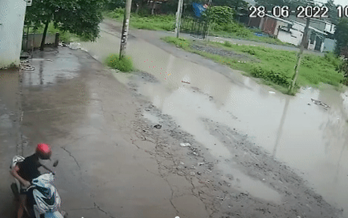 Clip: Nam thanh niên bẻ khóa trộm xe máy trong 3 giây Ảnh 2