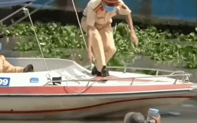 Cảm động khoảng khắc cảnh sát phi thuyền cứu người đàn ông mắc kẹt giữa dòng nước chảy xiết Ảnh 2