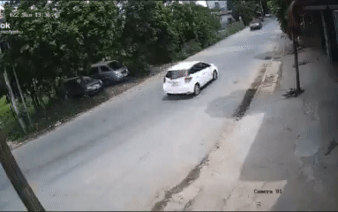 Clip: Va mạnh vào đầu xe khác sau pha drift 'cháy đường', hành động tiếp đó của tài xế ô tô gây ngỡ ngàng Ảnh 2